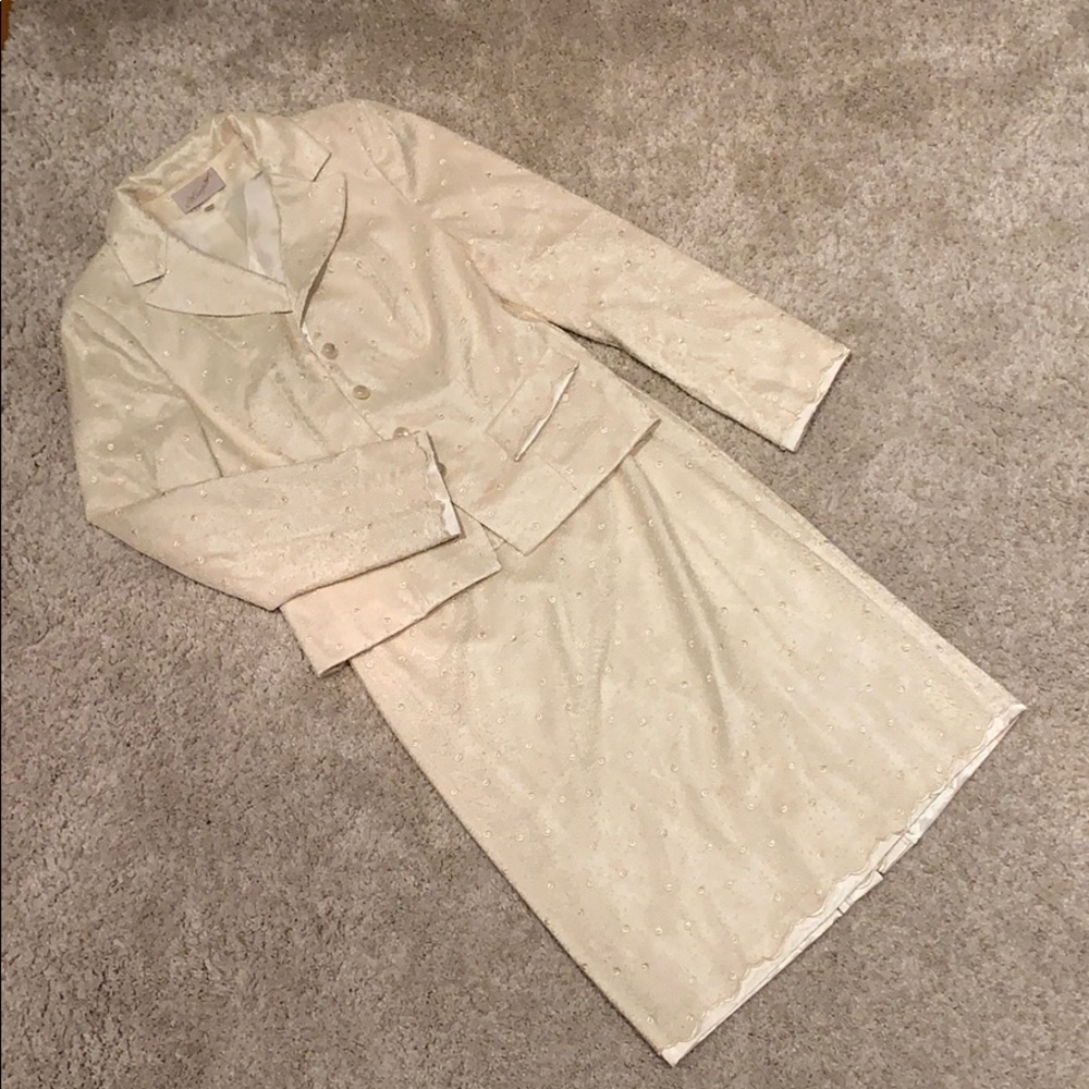 European Vintage Lace Two Piece Cream Set